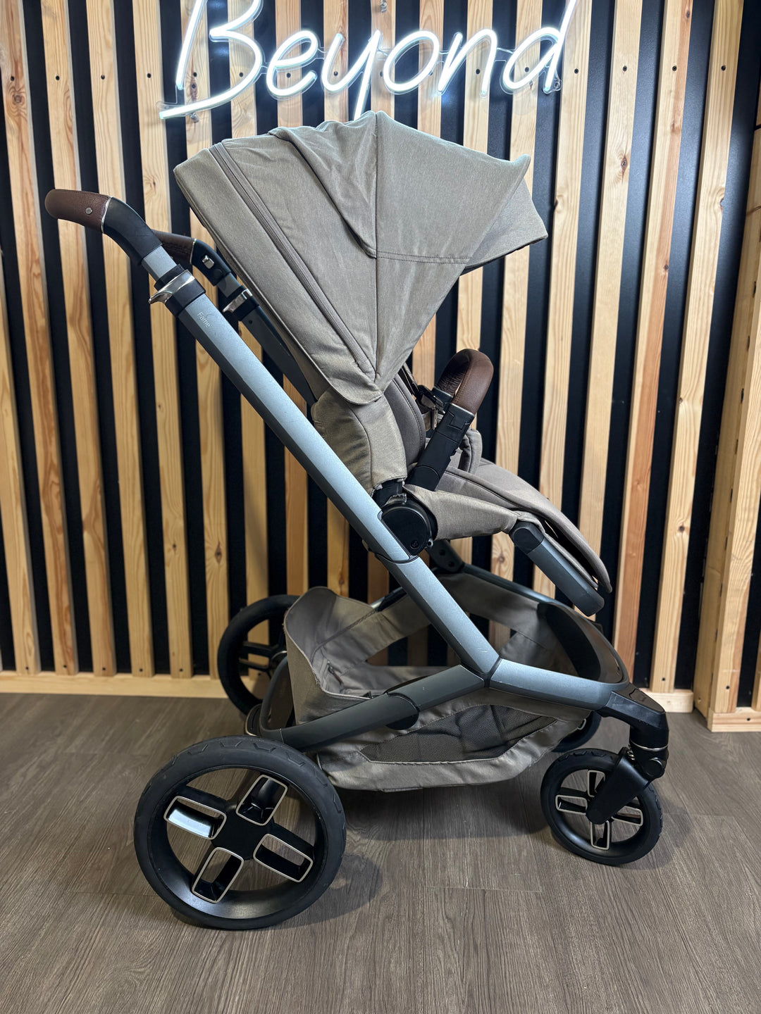 PRE LOVED Maxi-Cosi Fame Travel System - Twillic Truffle/Black Wheels