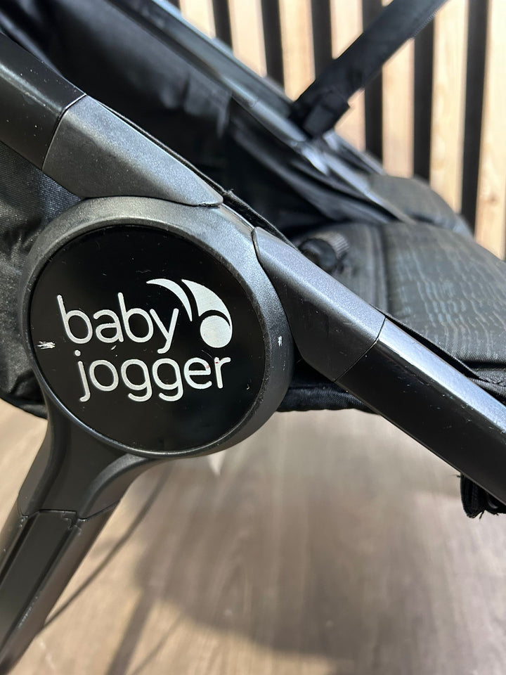 PRE LOVED Baby Jogger City Tour 2 Double Plus 2 x Carry Cot Bundle