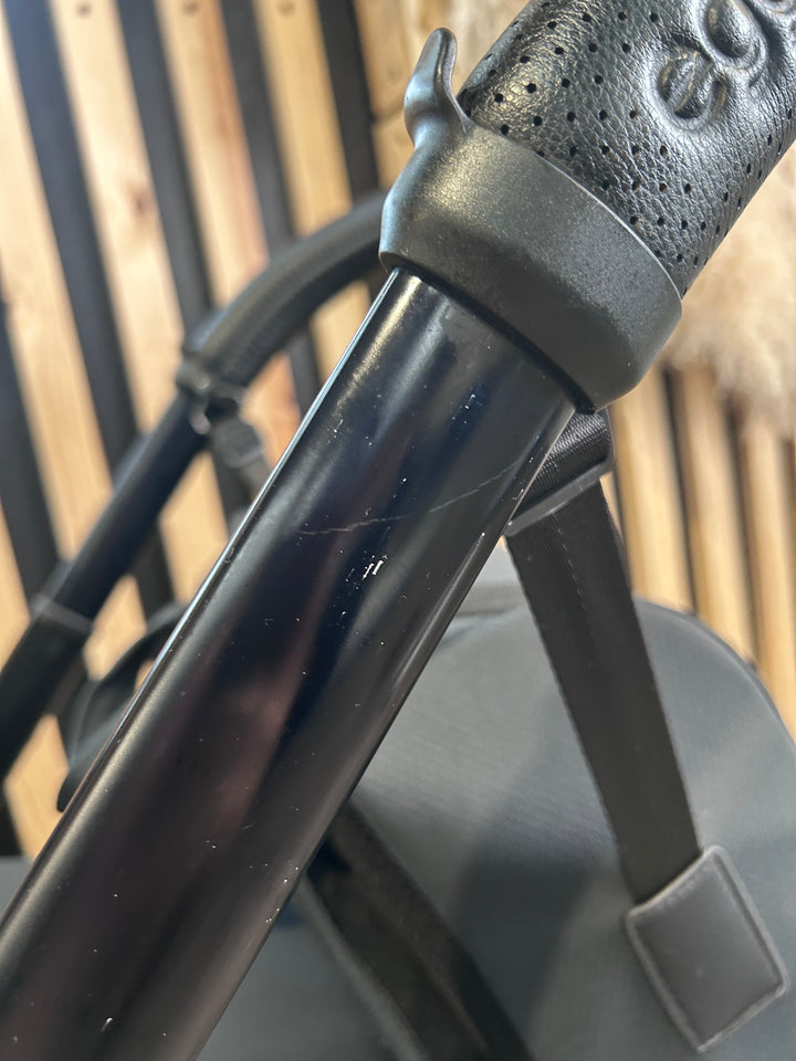 PRE LOVED egg2 Travel System - Just Black