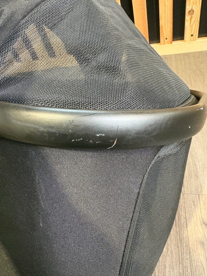 PRE LOVED egg Pet Basket