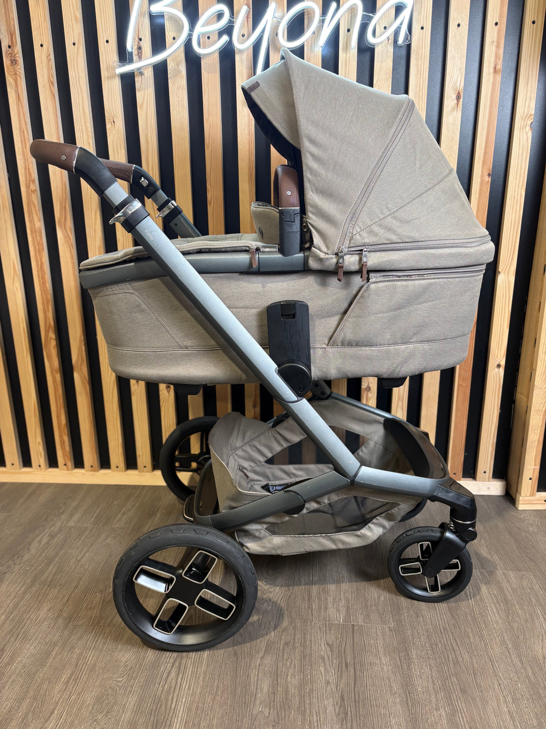 PRE LOVED Maxi-Cosi Fame Travel System - Twillic Truffle/Black Wheels