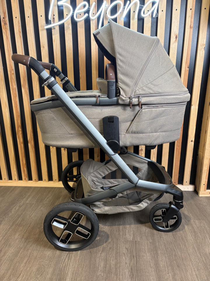 PRE LOVED Maxi-Cosi Fame Travel System - Twillic Truffle/Black Wheels