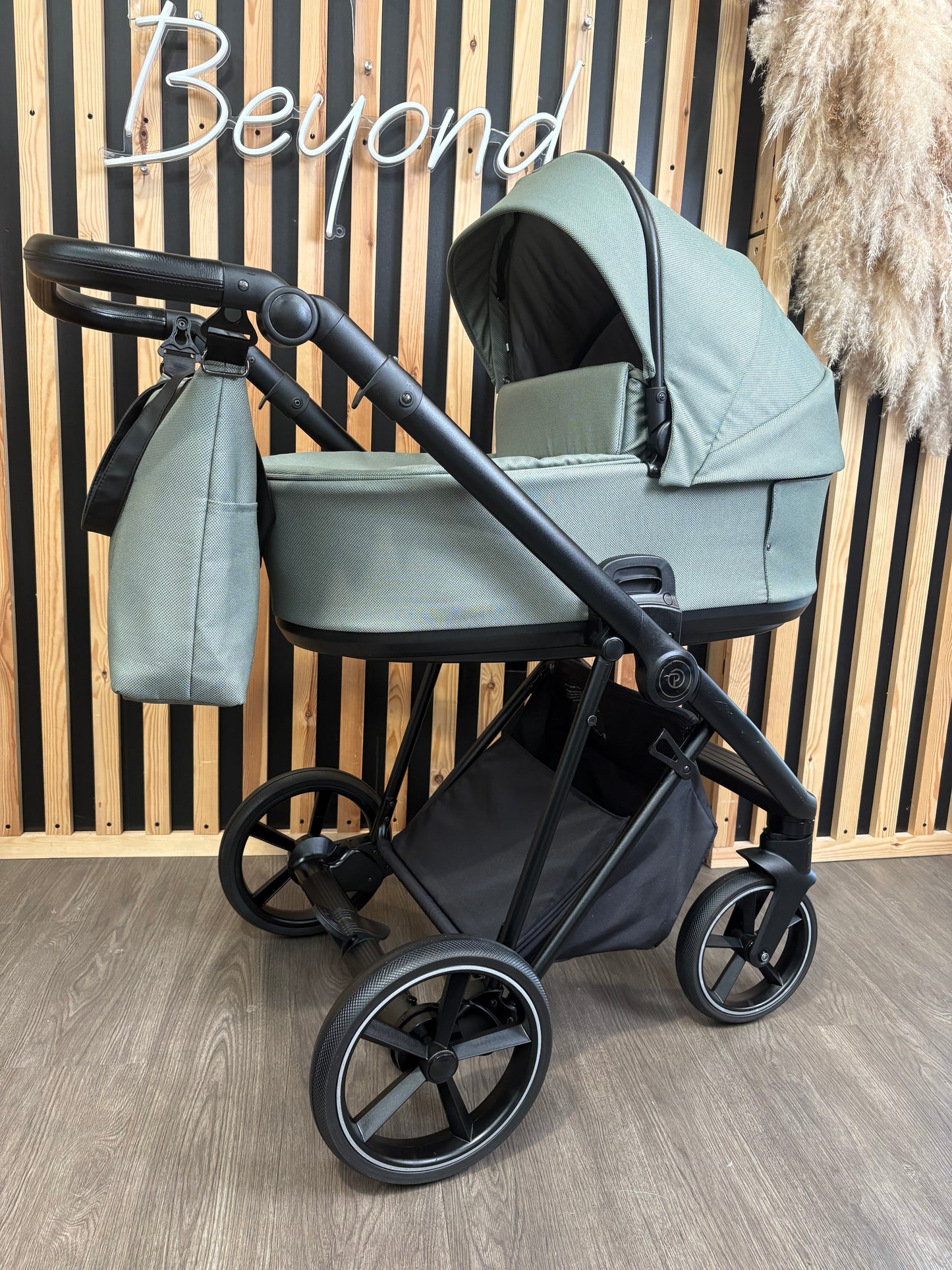 PRE LOVED Babystyle Prestige Vogue Travel System - Eden