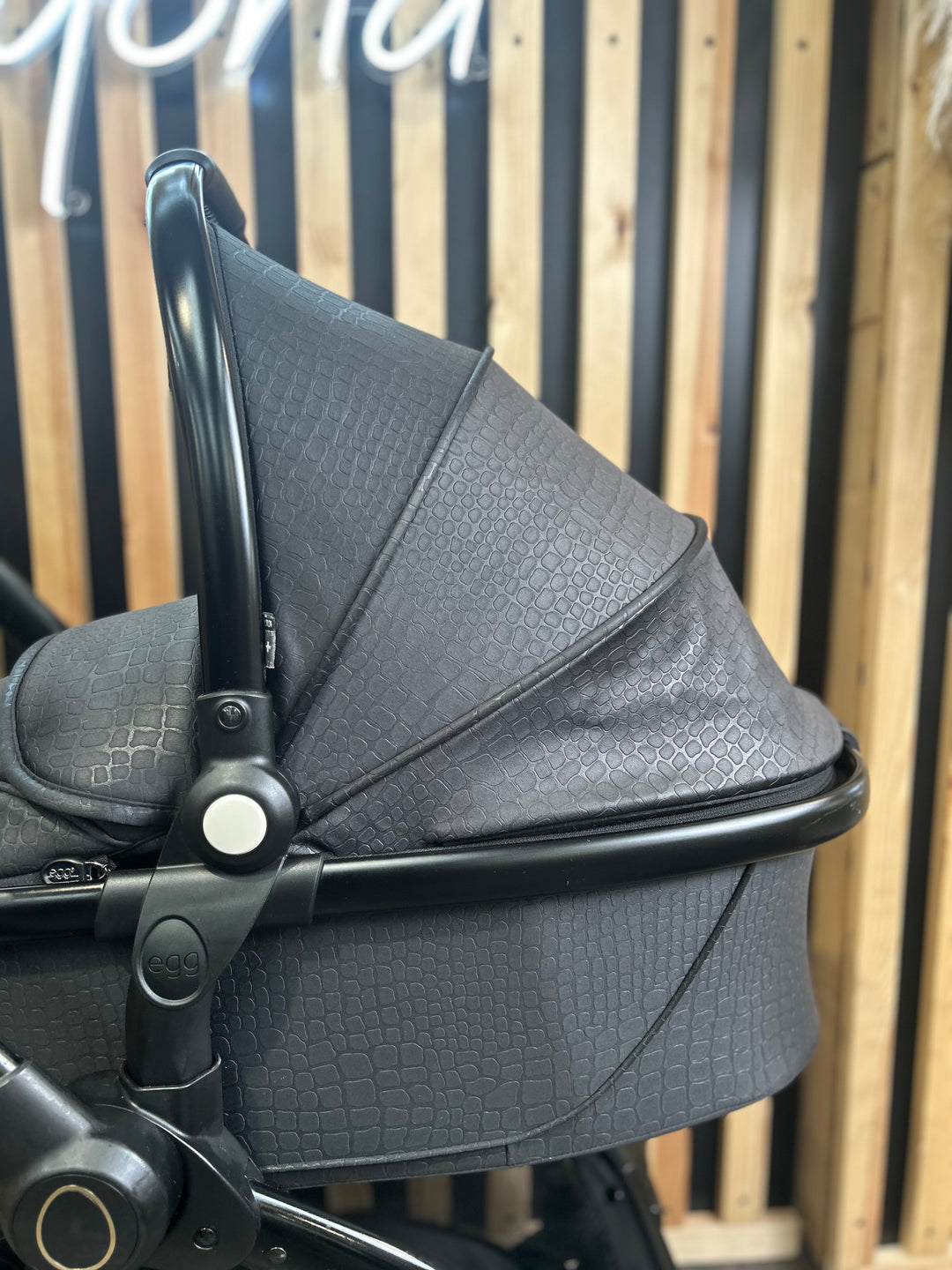 PRE LOVED egg2 Travel System - Jurassic Gold