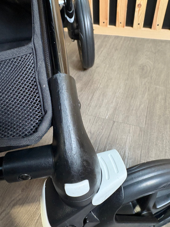 PRE LOVED Bugaboo Fox3 Travel System - Black/Pink