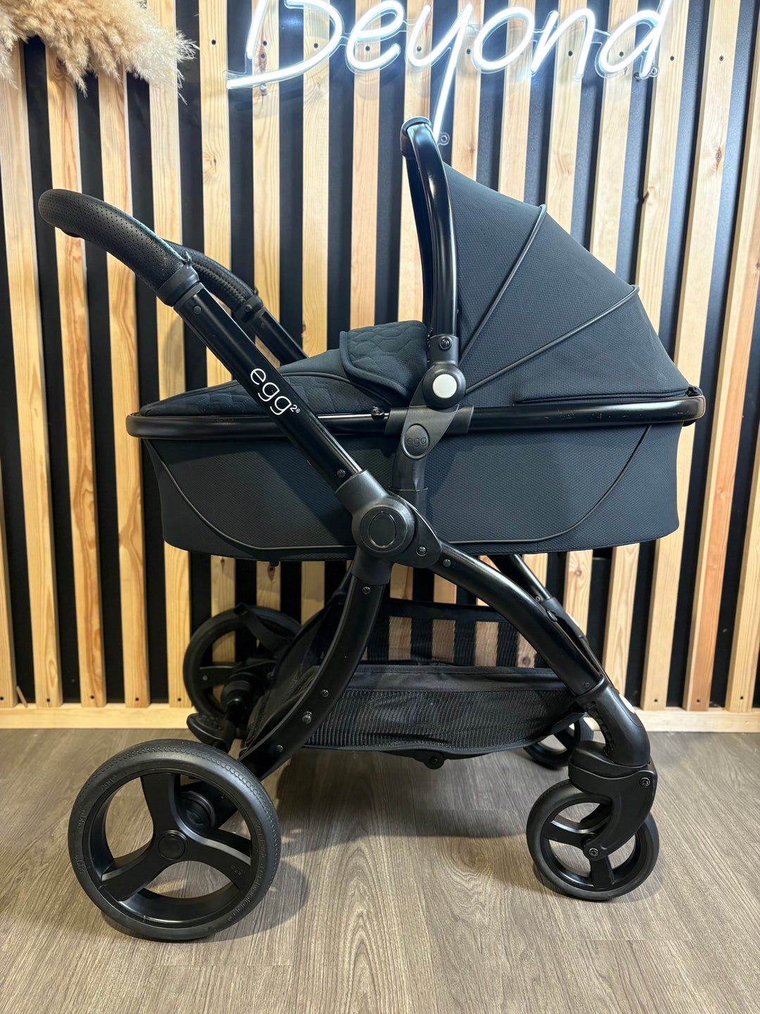 PRE LOVED egg2 Travel System - Just Black