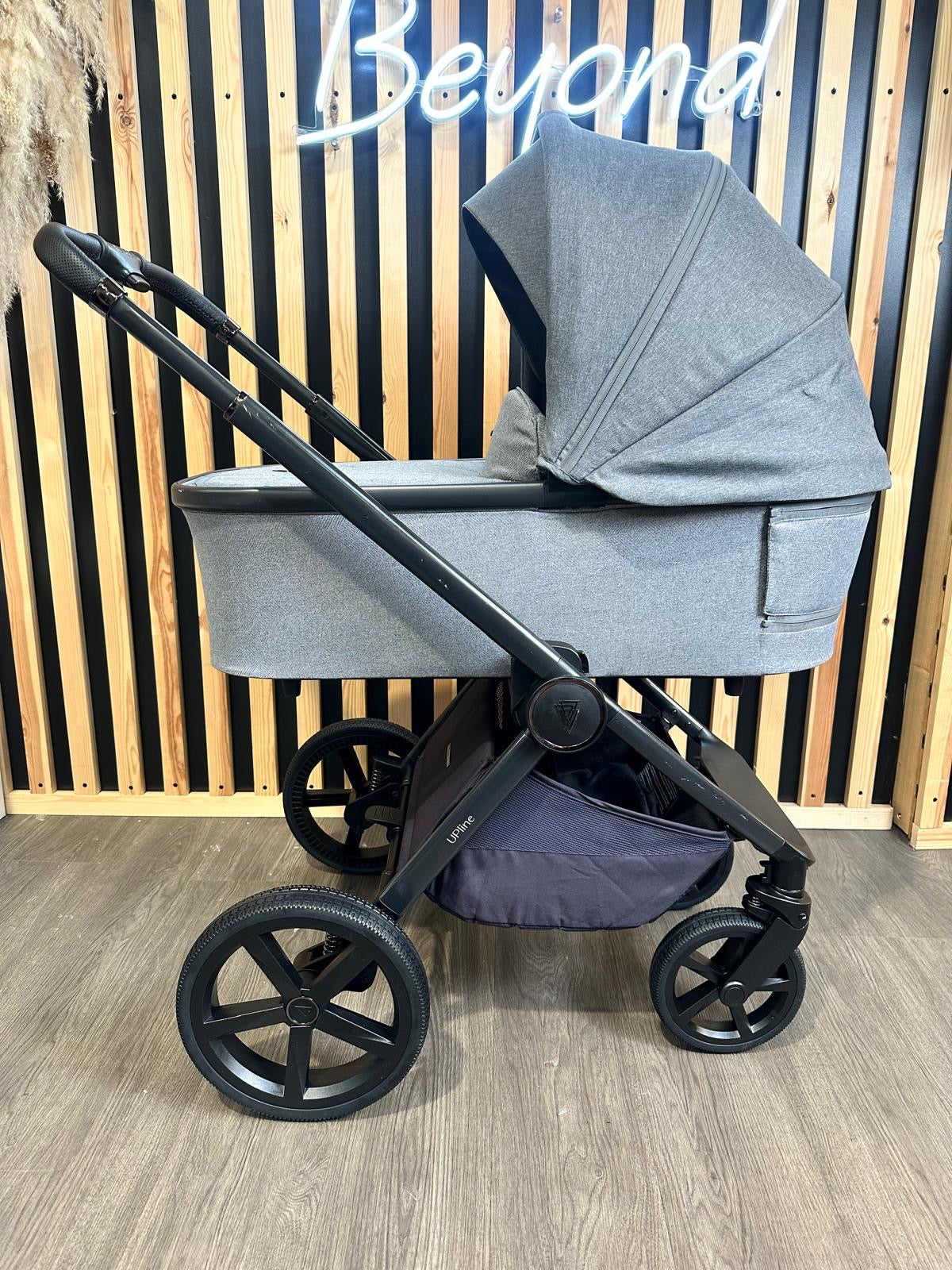 PRE LOVED Venicci Tinum Upline 2in1 Travel System - Classic Grey