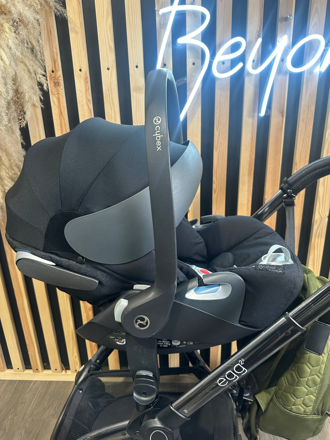 PRE LOVED egg2 Travel System - Olive
