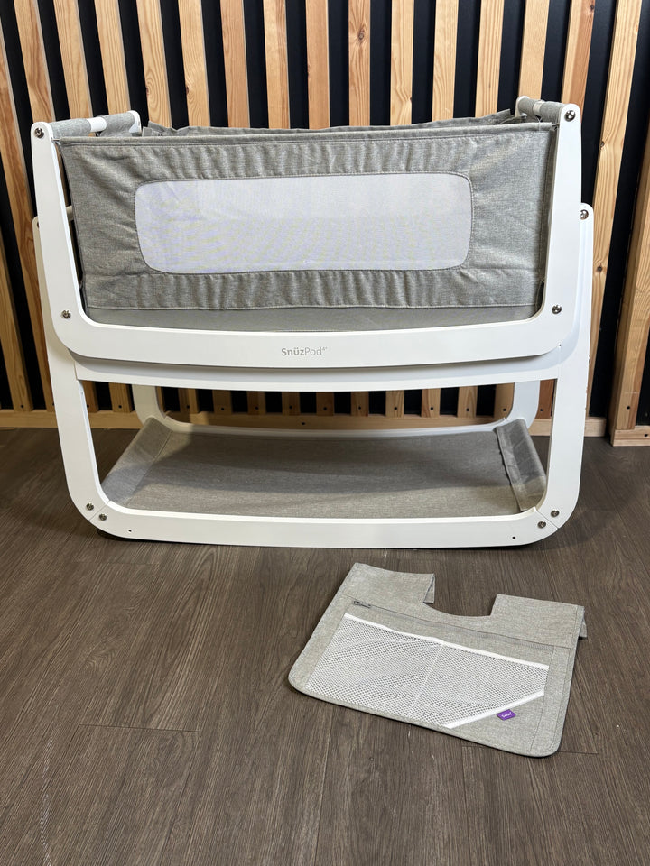 PRE LOVED SnuzPod4 Bedside Crib + Storage Pocket