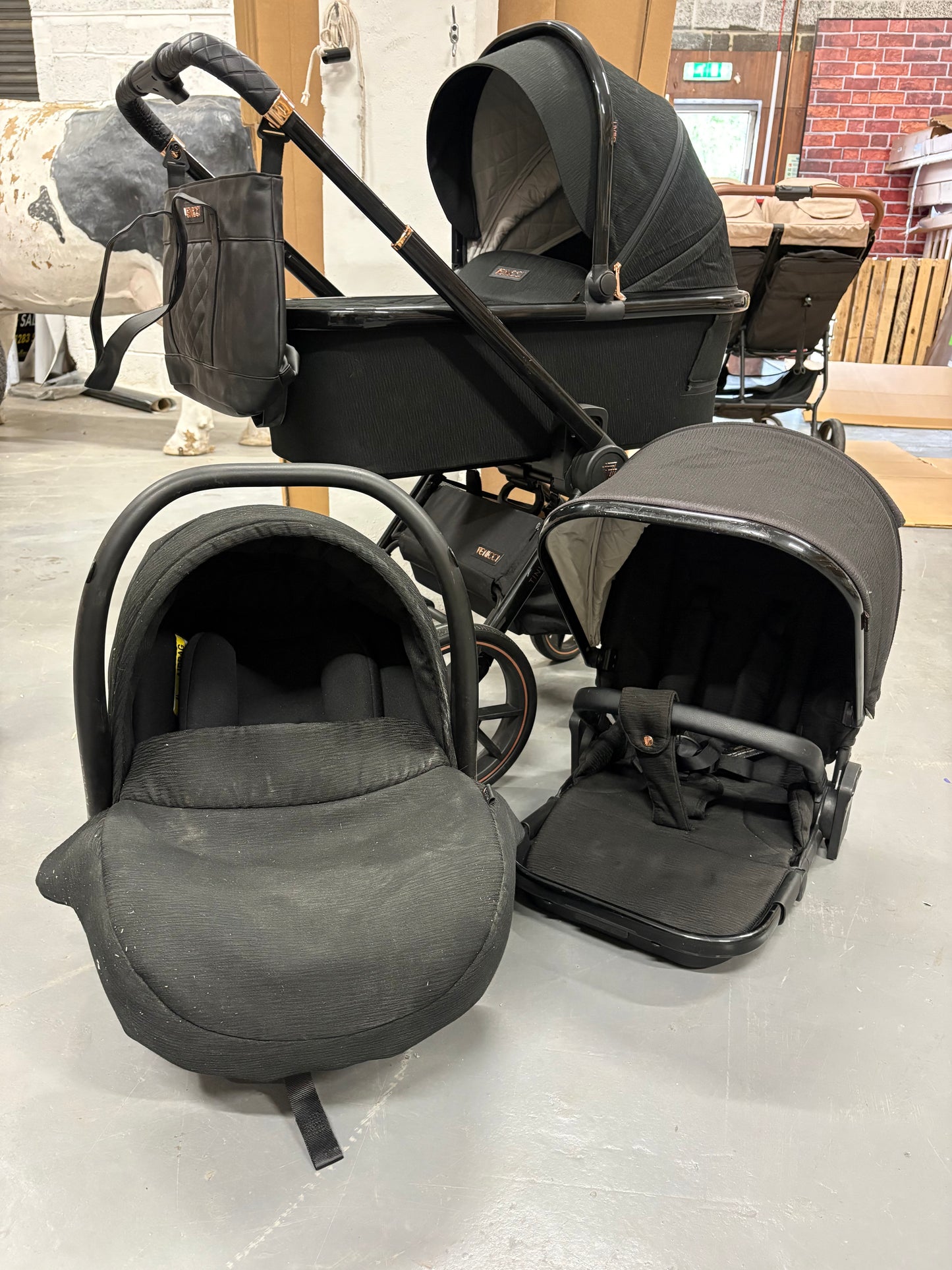 PRE LOVED Venicci Tinum 2.0 Travel System - Stylish Black