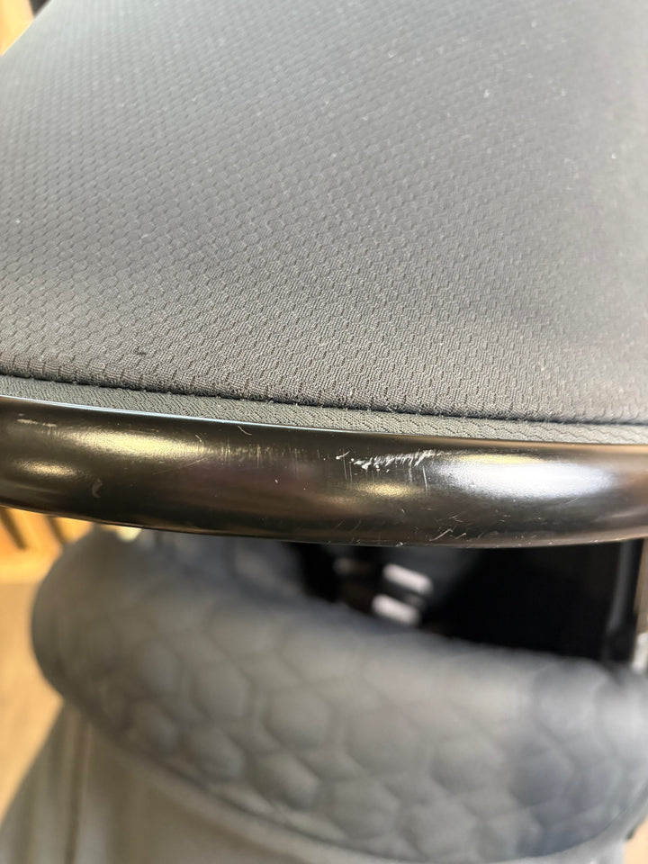 PRE LOVED egg2 Travel System - Just Black