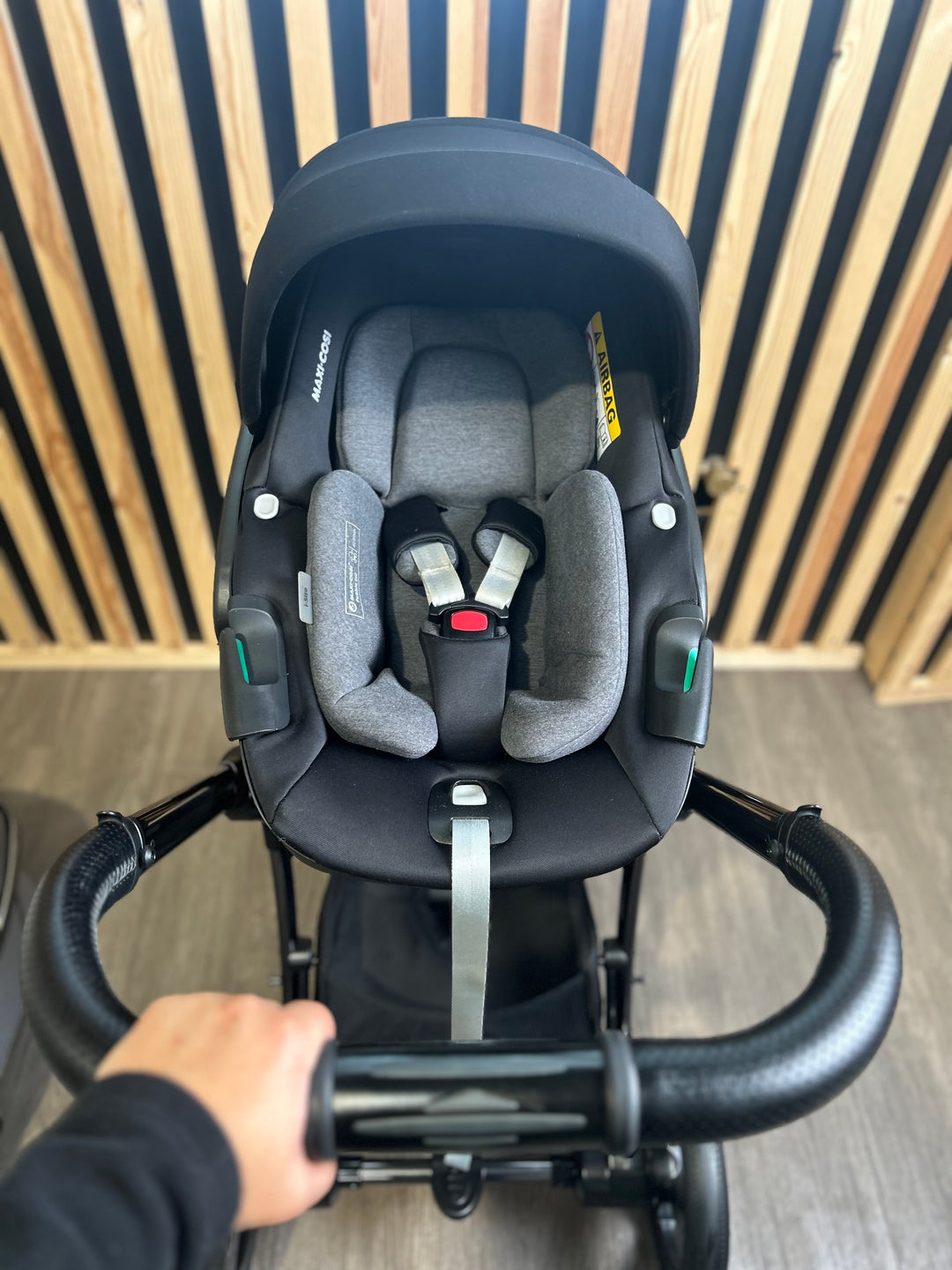 PRE LOVED egg2 Travel System - Jurassic Grey