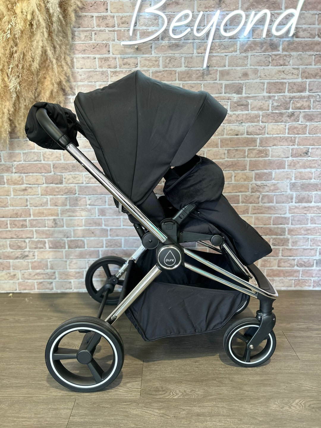 EX DISPLAY Mee-go Pure Pushchair with Carrycot & Accessories - Black