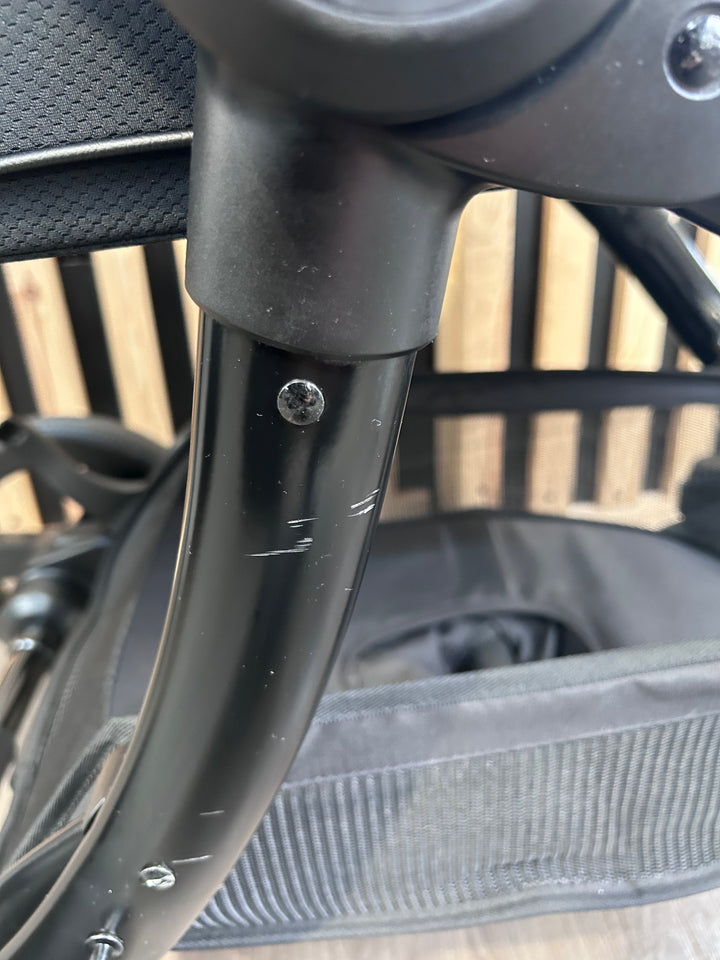 PRE LOVED egg2 Travel System - Just Black