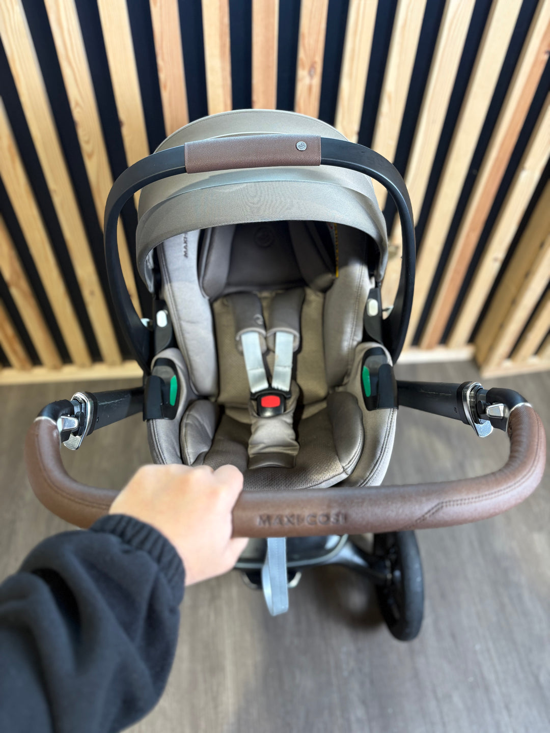 PRE LOVED Maxi-Cosi Fame Travel System - Twillic Truffle/Black Wheels