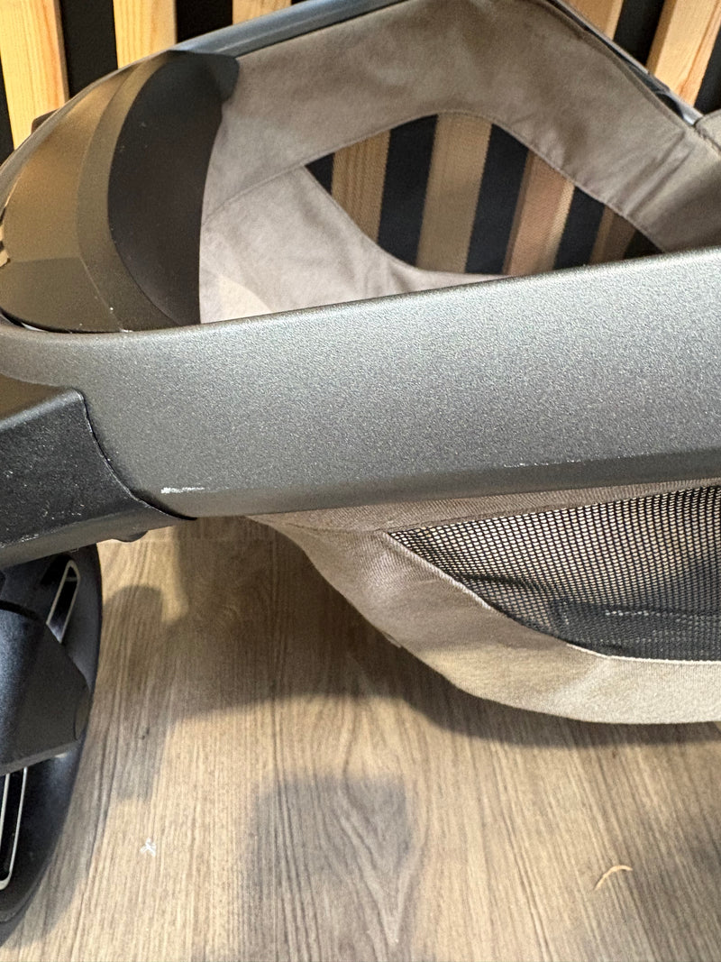 PRE LOVED Maxi-Cosi Fame 3-in-1 Travel - Twillic Truffle/Black Wheels