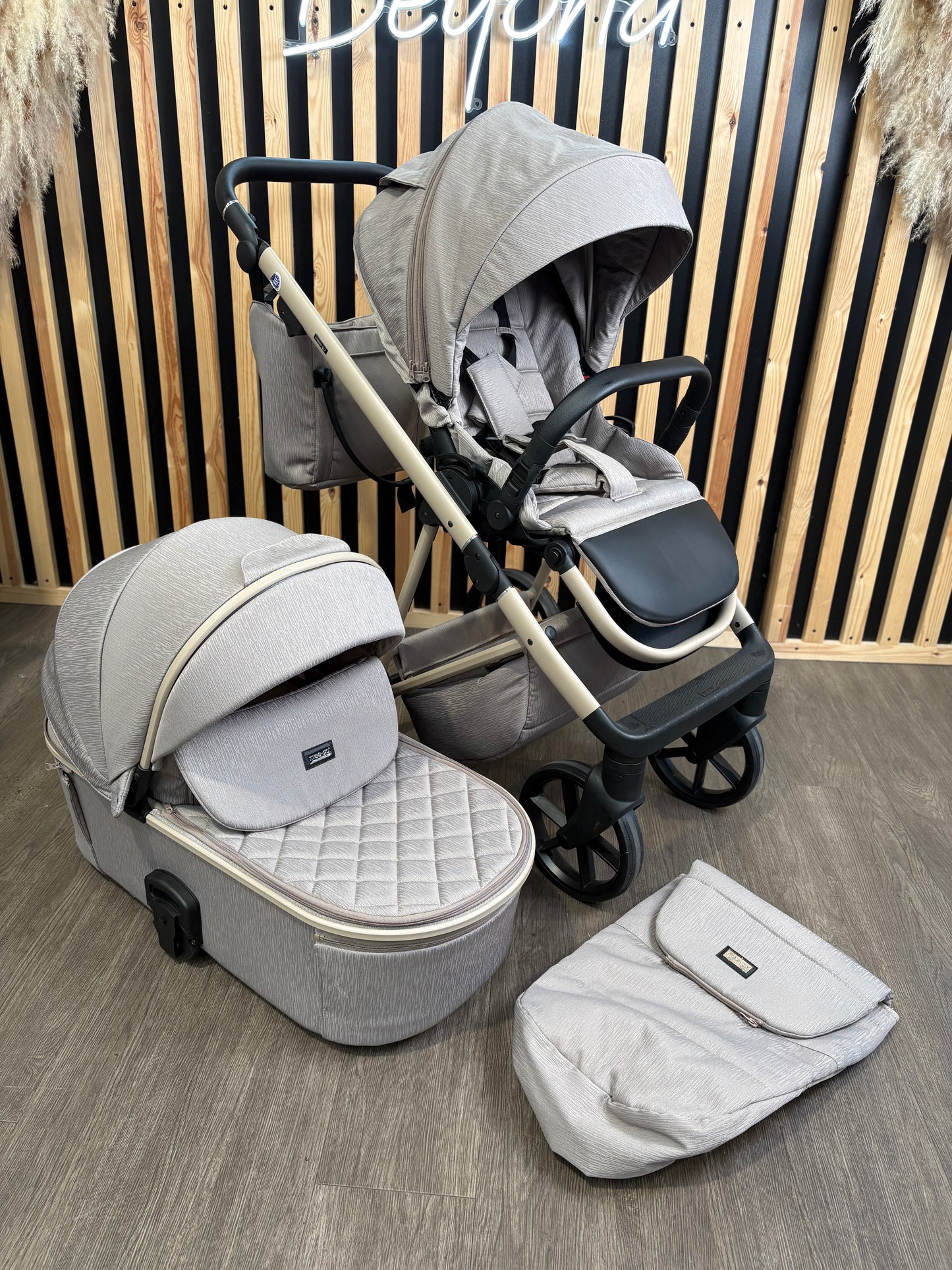 EX DISPLAY Mee-go Milano Natura 2-in-1 Travel System - Cappucino