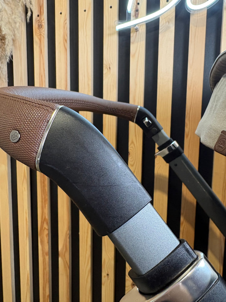 PRE LOVED Maxi-Cosi Fame Travel System - Twillic Truffle/Black Wheels