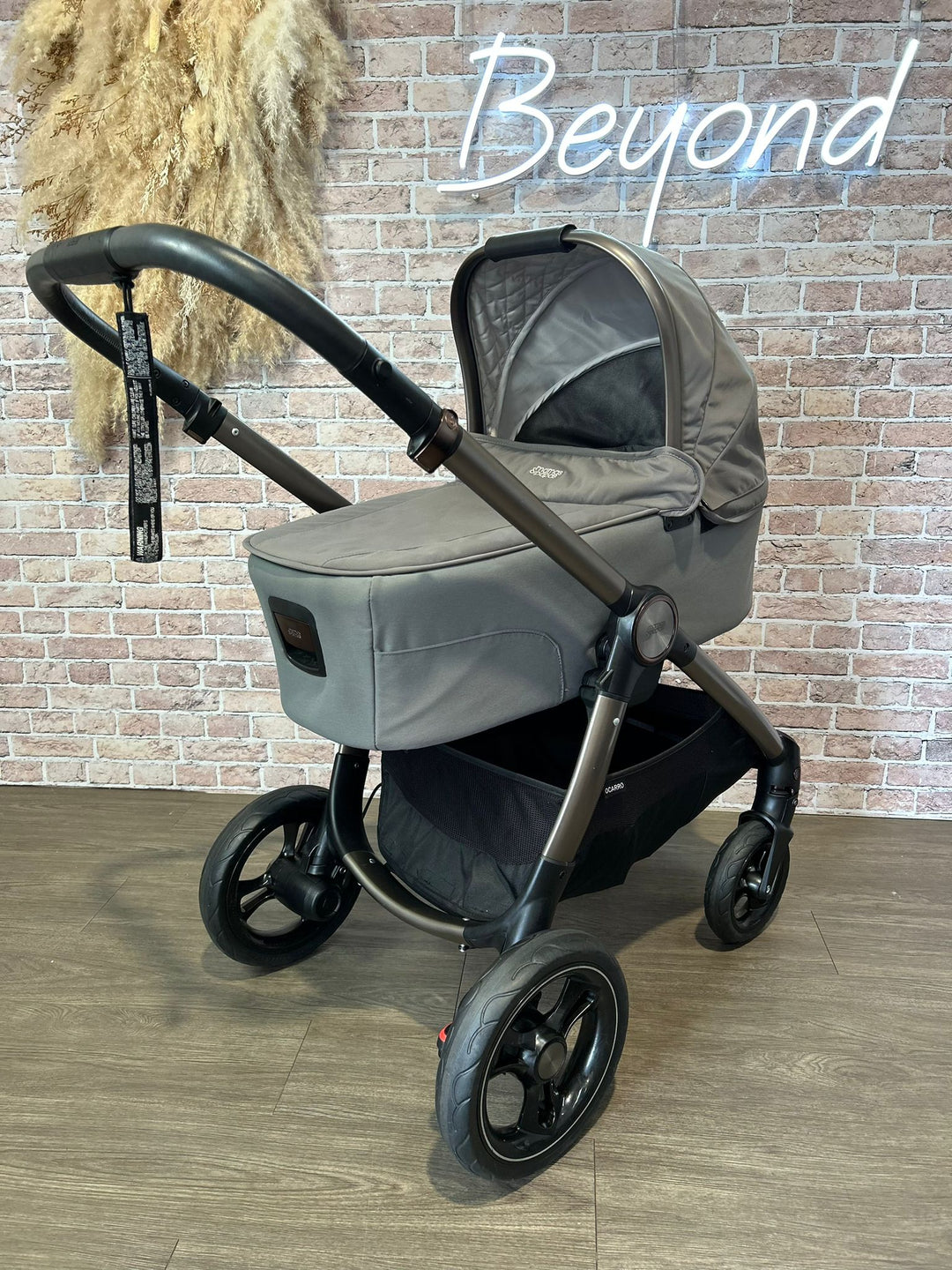 PRE LOVED Mamas & Papas Ocarro Cabriofix i-Size Travel System - Phantom