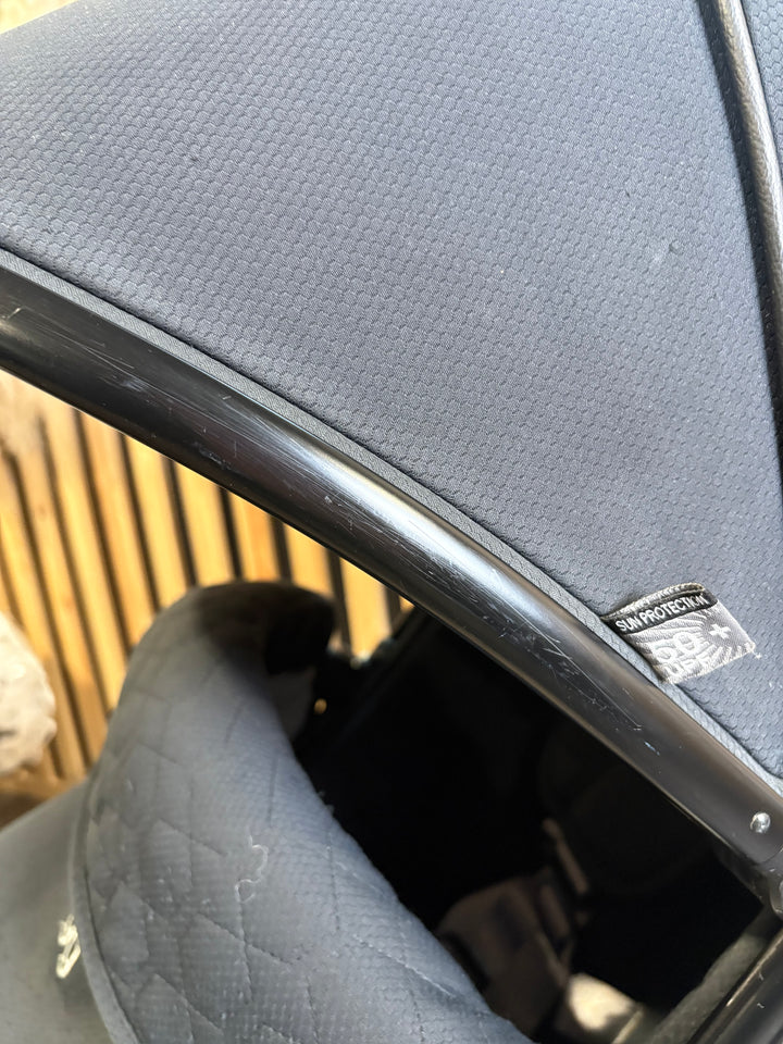 PRE LOVED egg2 Travel System - Just Black