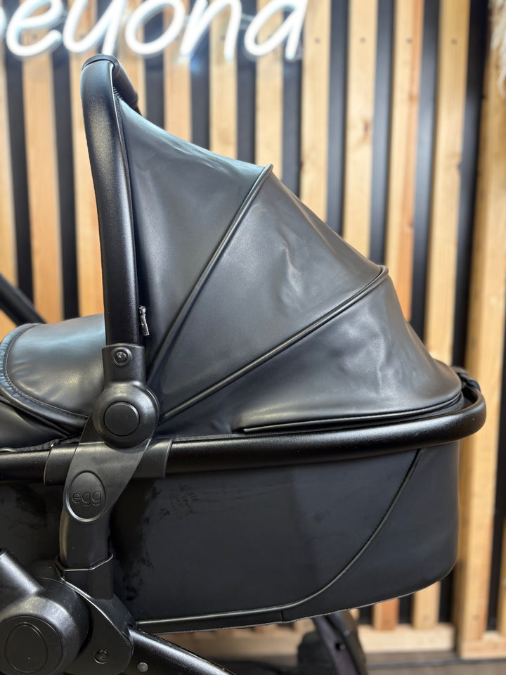 PRE LOVED egg2 Travel System - Stealth