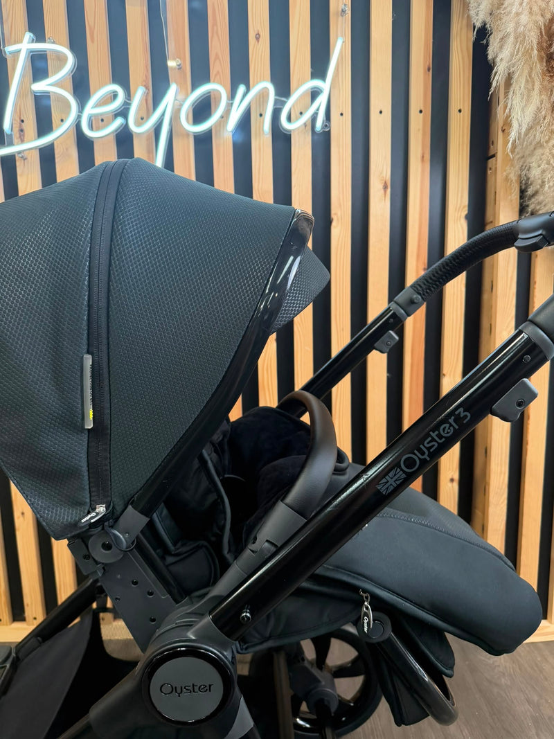 PRE LOVED Babystyle Oyster3 Parent-and-World Facing Pushchair - Pixel