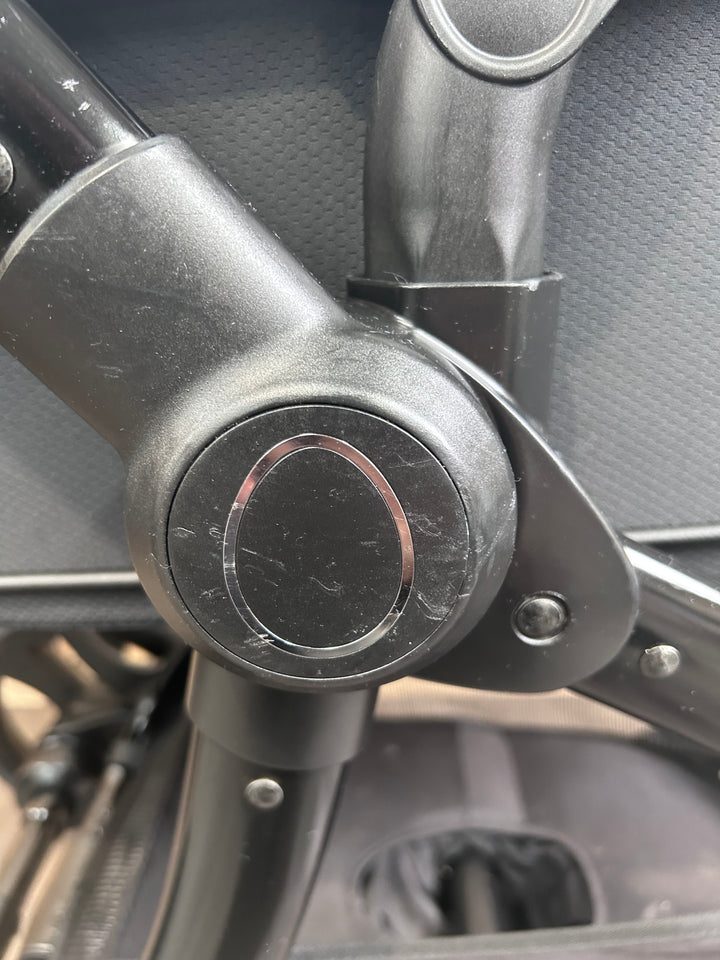 PRE LOVED egg2 Travel System - Just Black