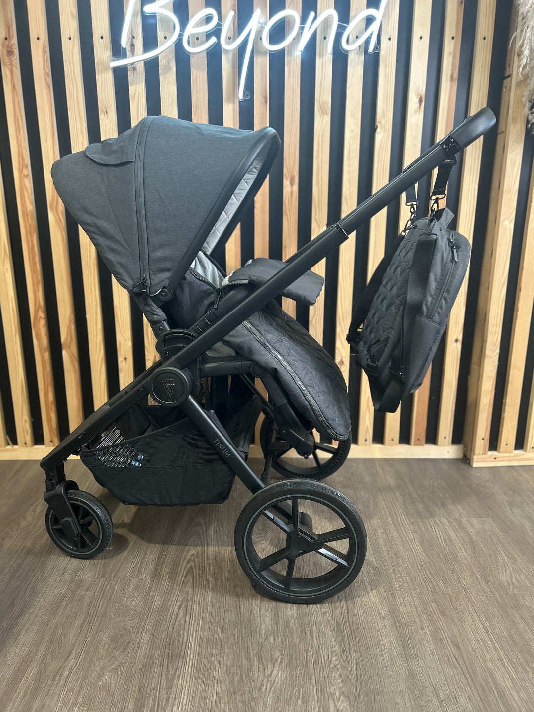 EX DISPLAY Venicci Tinum Edge 2-in-1 Travel System - Charcoal