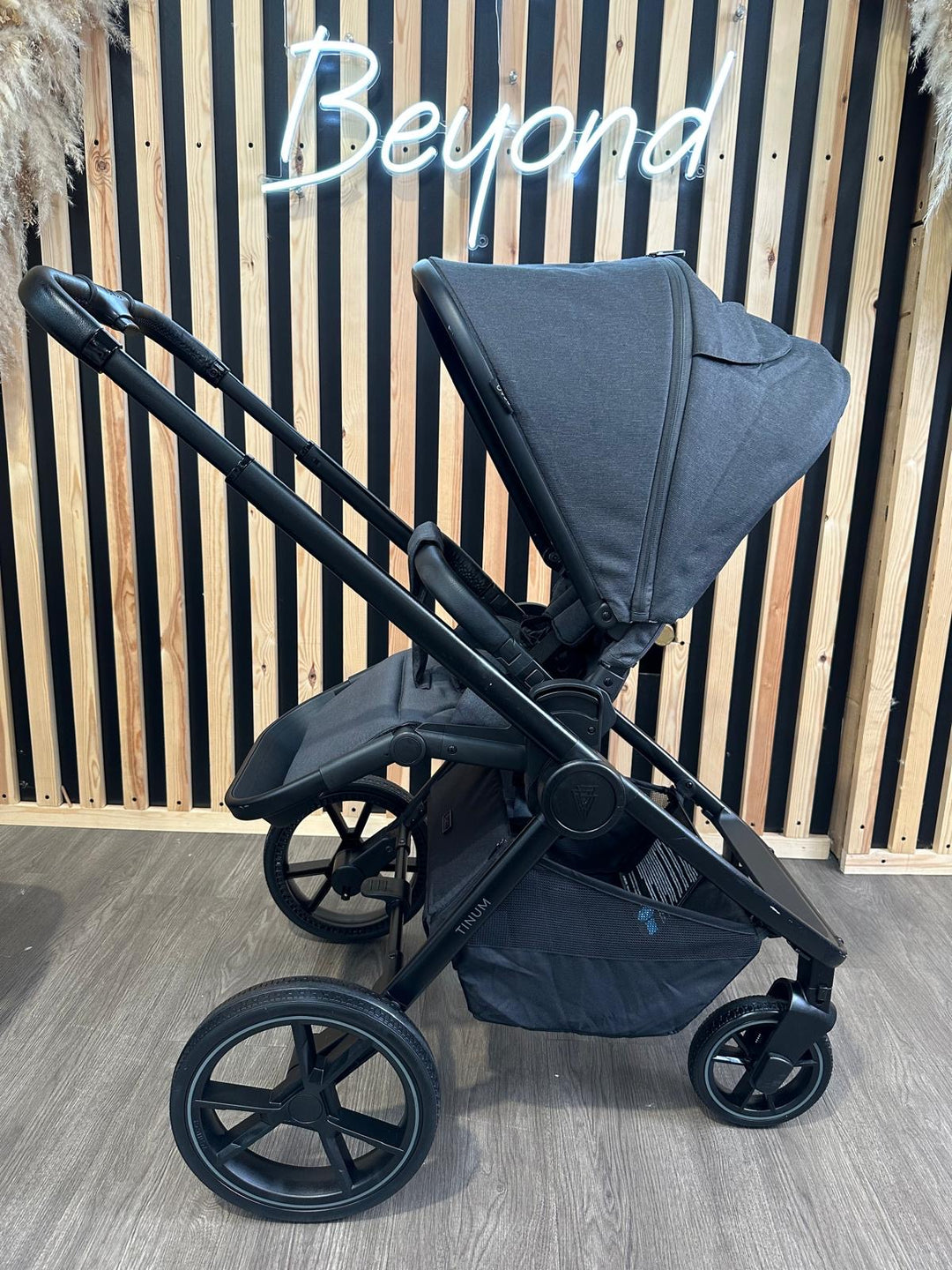 PRE LOVED Venicci Tinum Edge Travel System - Charcoal