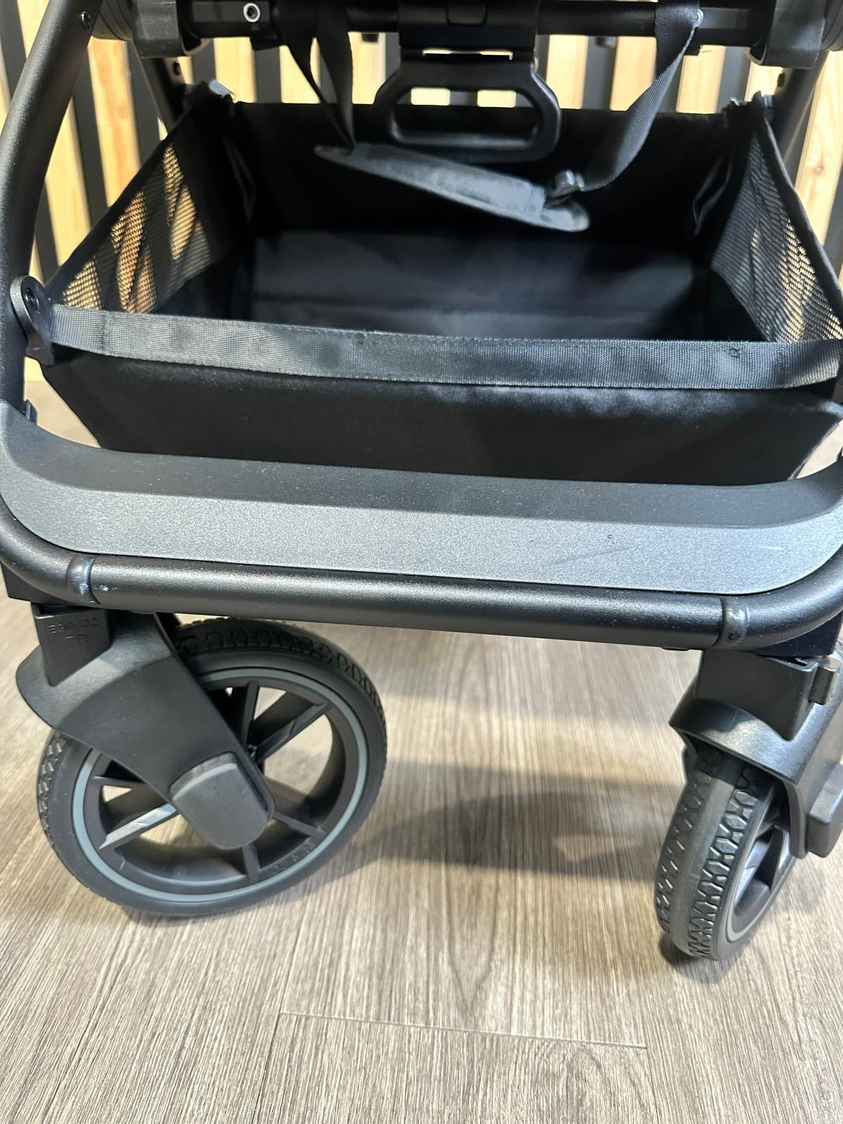 EX DISPLAY Venicci Tinum Edge Pram & Pushchair - Moss