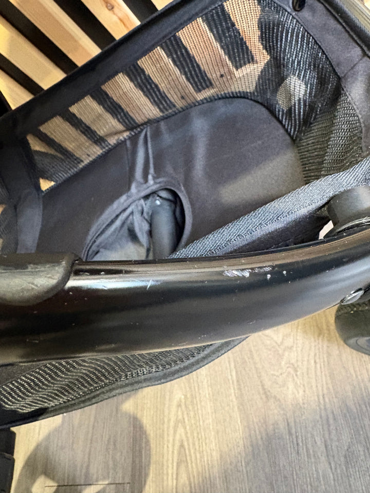 PRE LOVED egg2 Travel System - Just Black