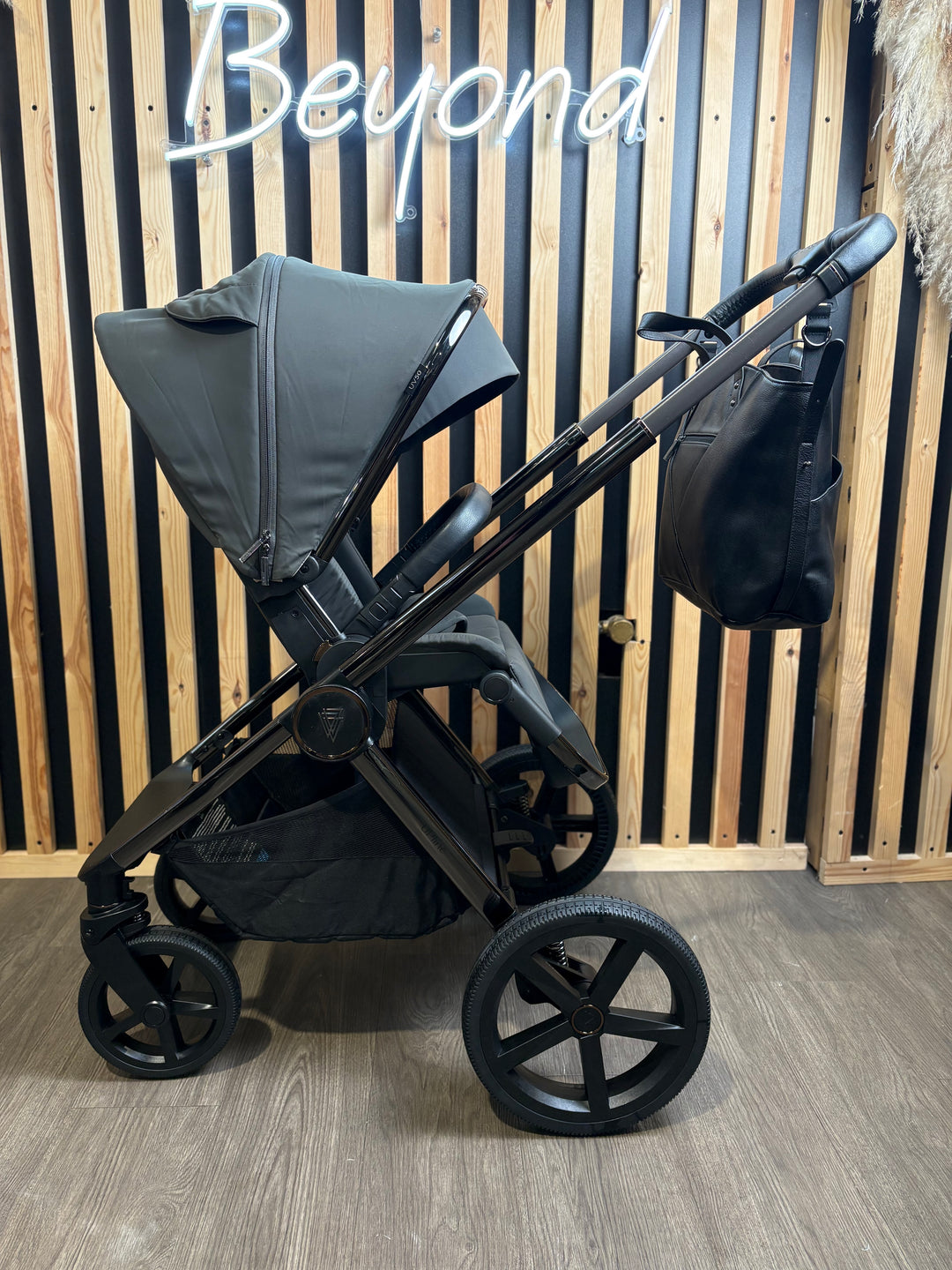 PRE LOVED Venicci Tinum Upline 2in1 Travel System - Lava SE