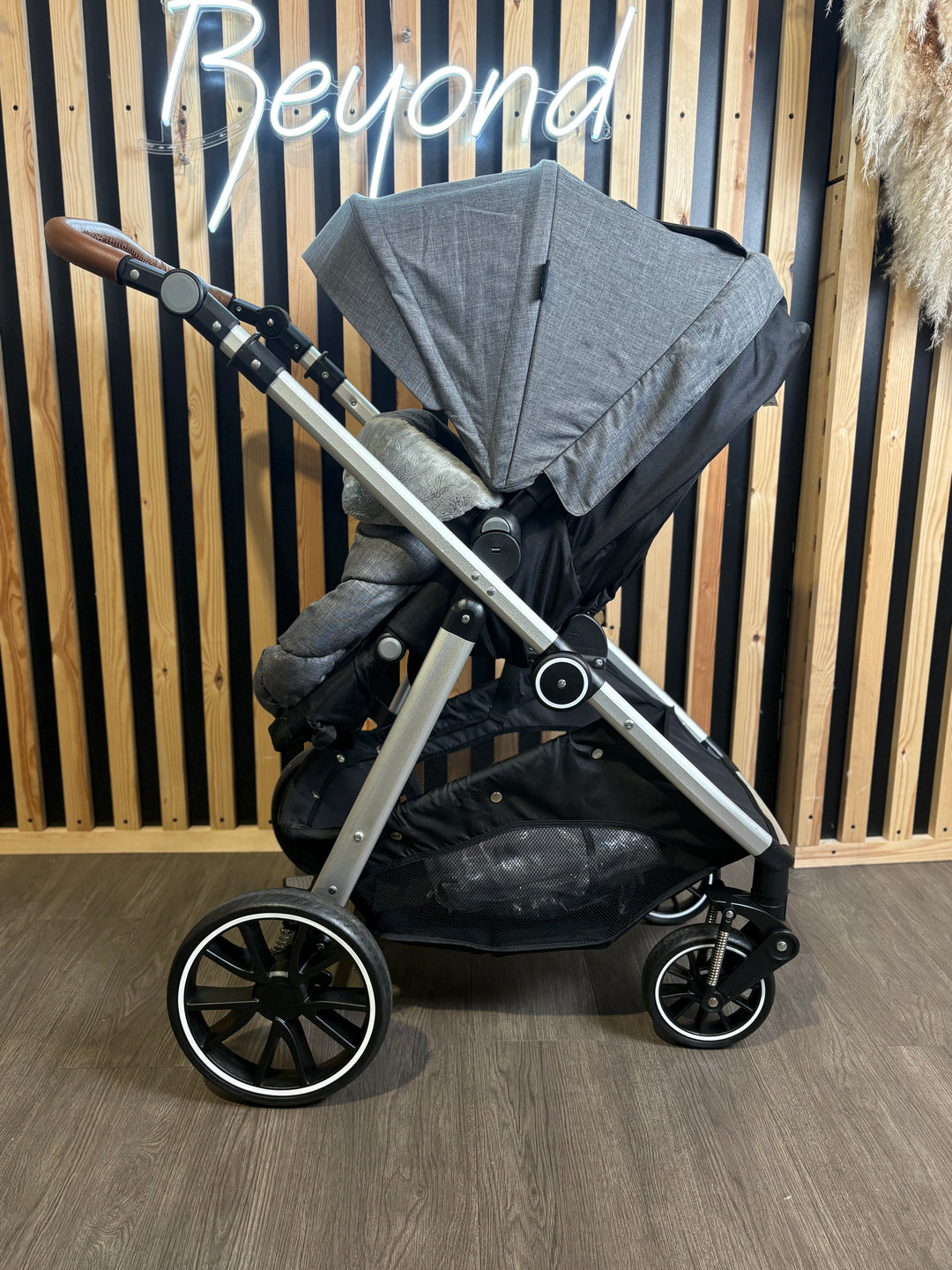PRE LOVED Cuggl Parent and World-Facing Pushchair - Grey