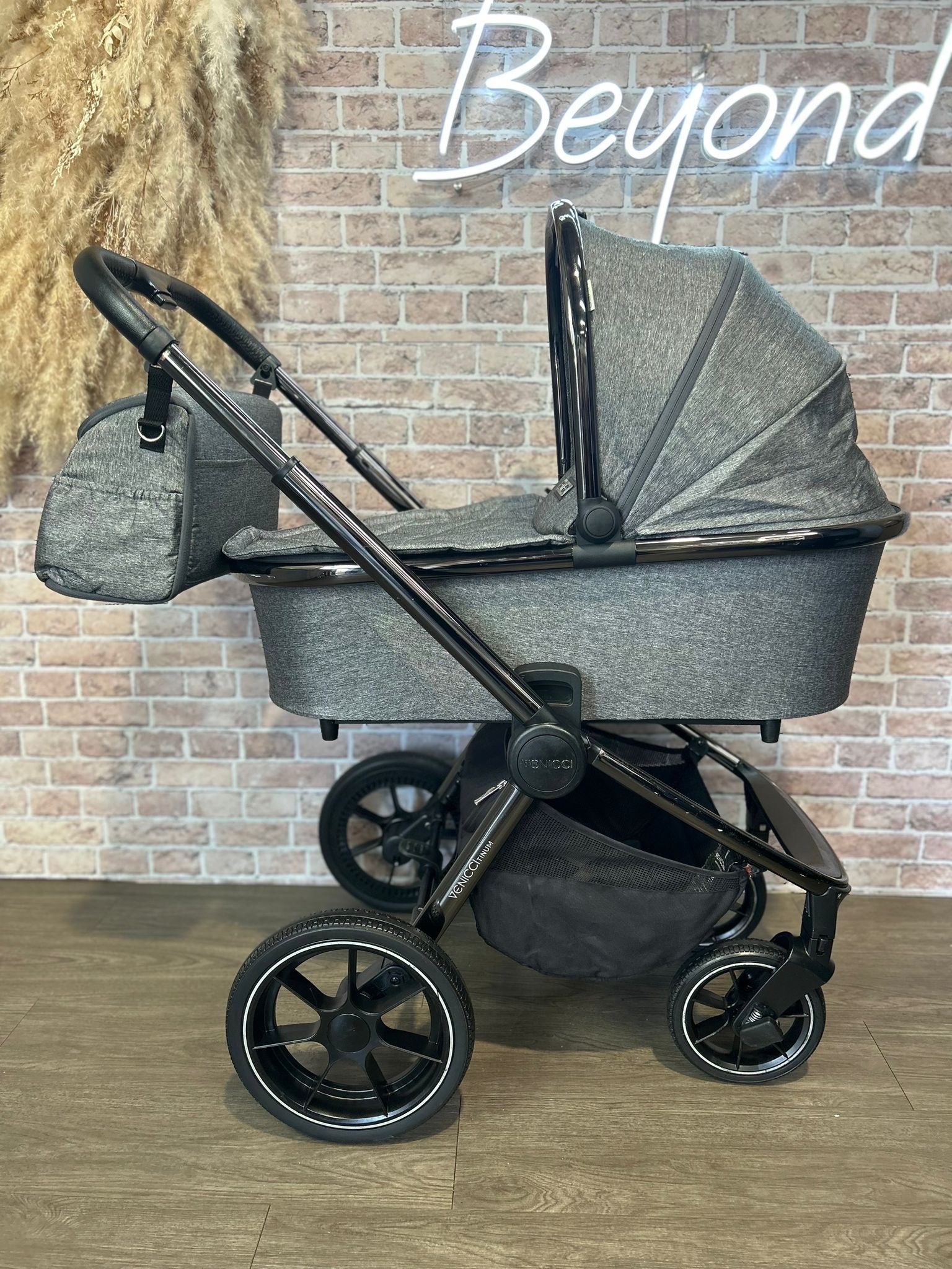 PRE LOVED Venicci Tinum 2 in 1 Travel System Grey