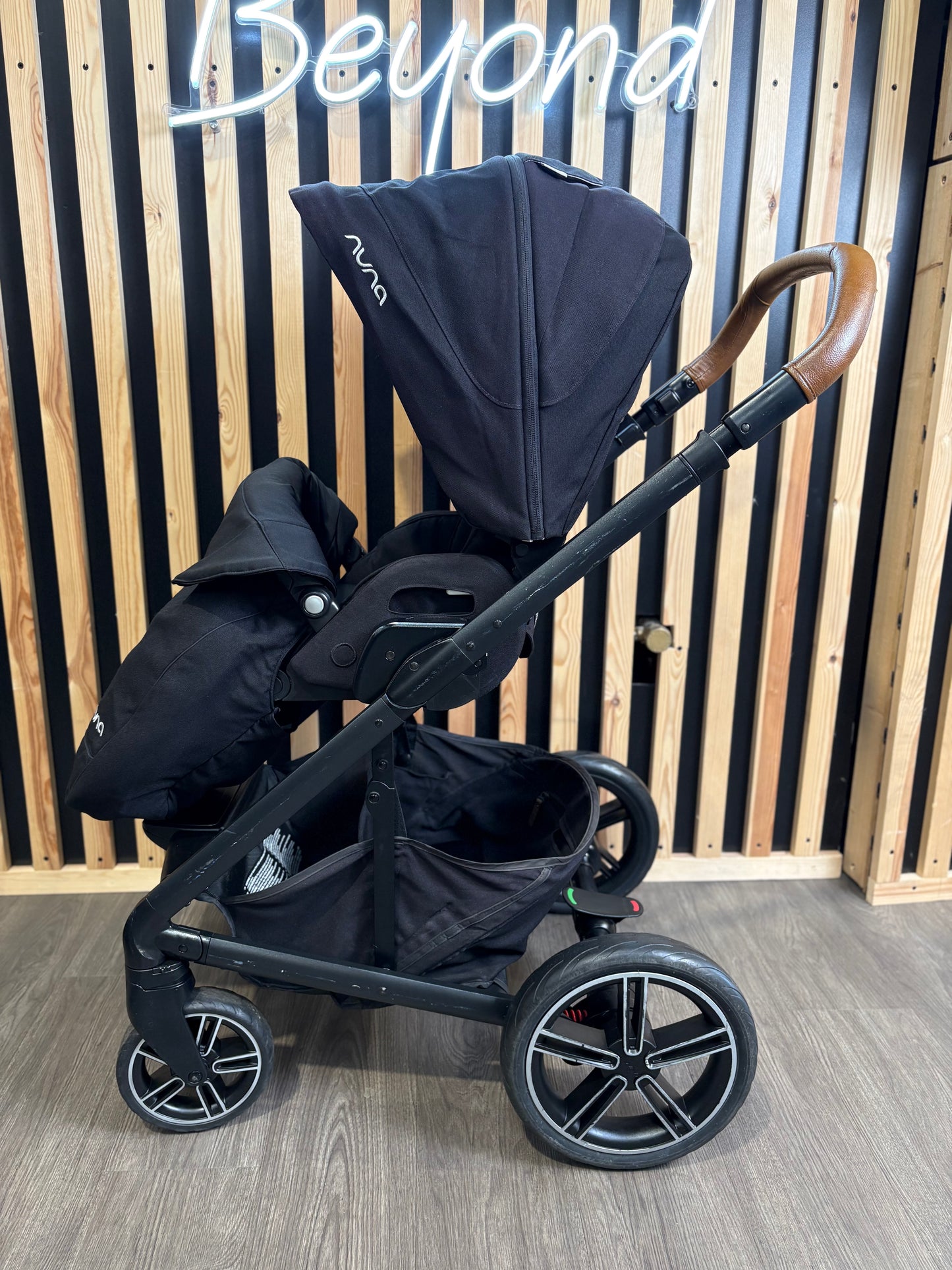 PRE LOVED Nuna Mixx Travel System - Caviar