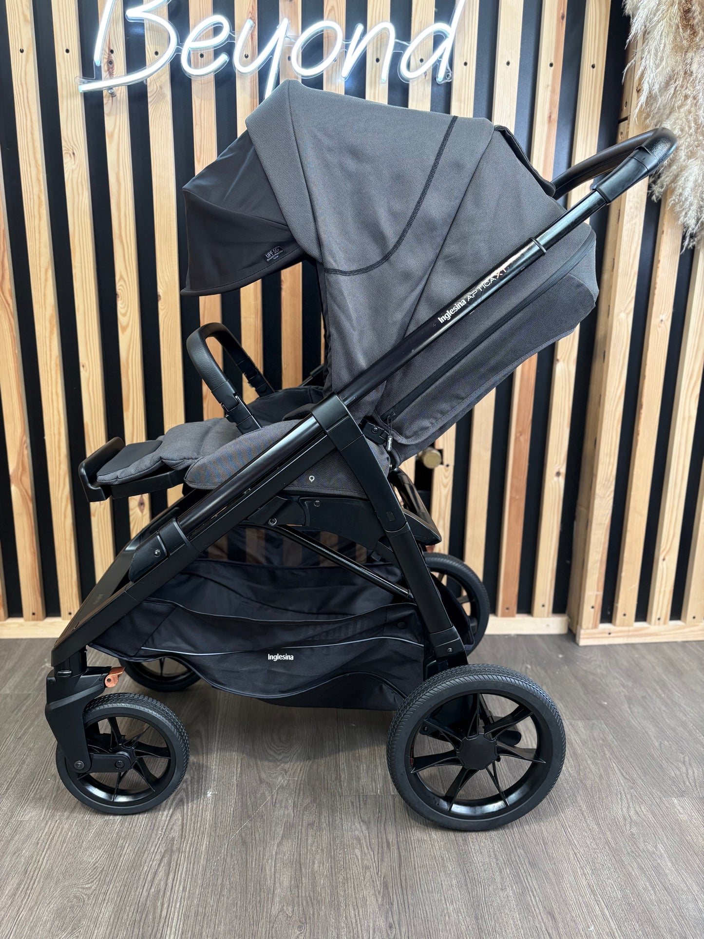 PRE LOVED Inglesina Aptica XT Travel System - Tiaga Green
