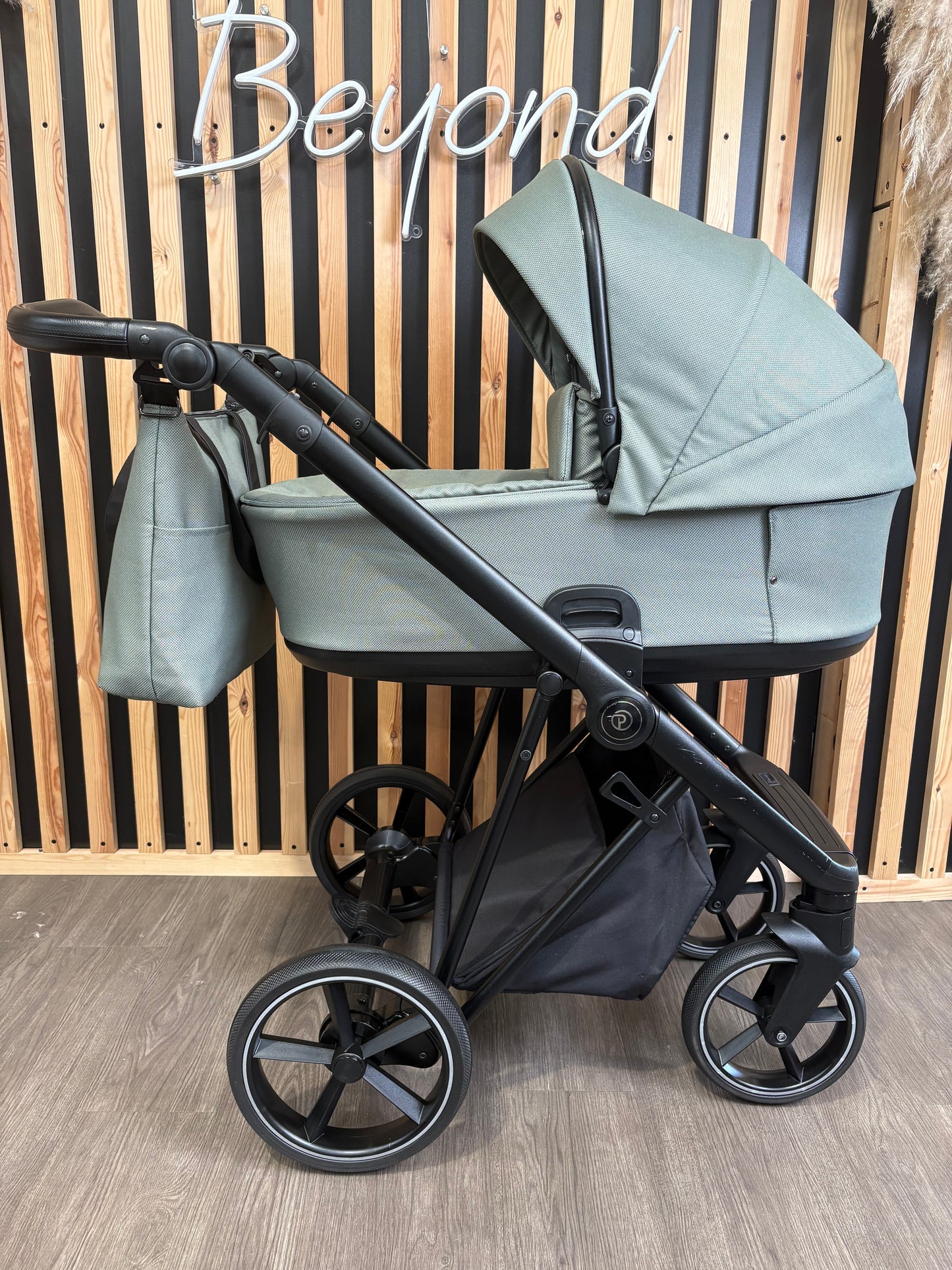 PRE LOVED Babystyle Prestige Vogue Travel System - Eden