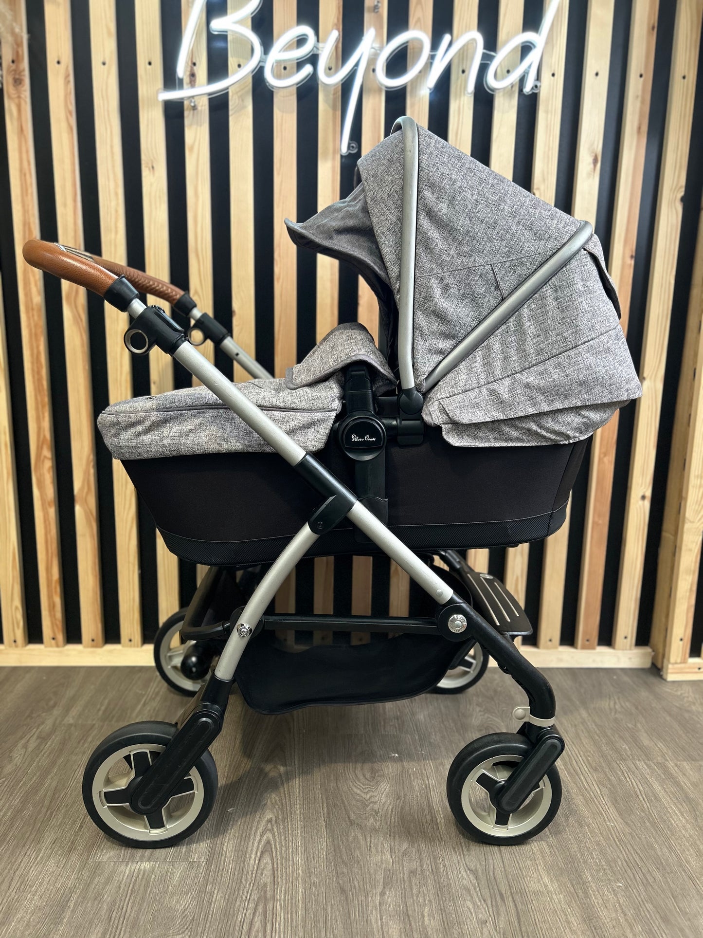 PRE LOVED Silver Cross Wayfarer Travel System - Camden