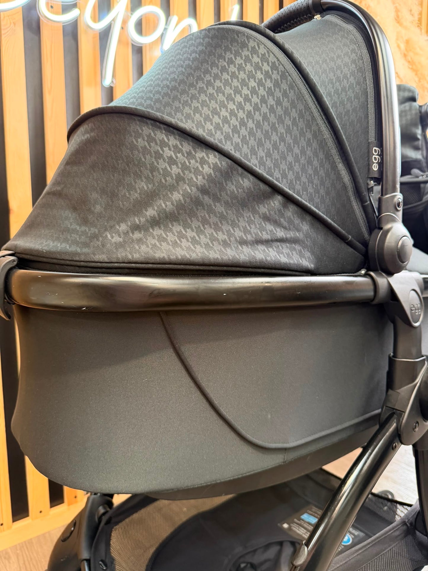PRE LOVED egg3 Travel System - Houndstooth Black