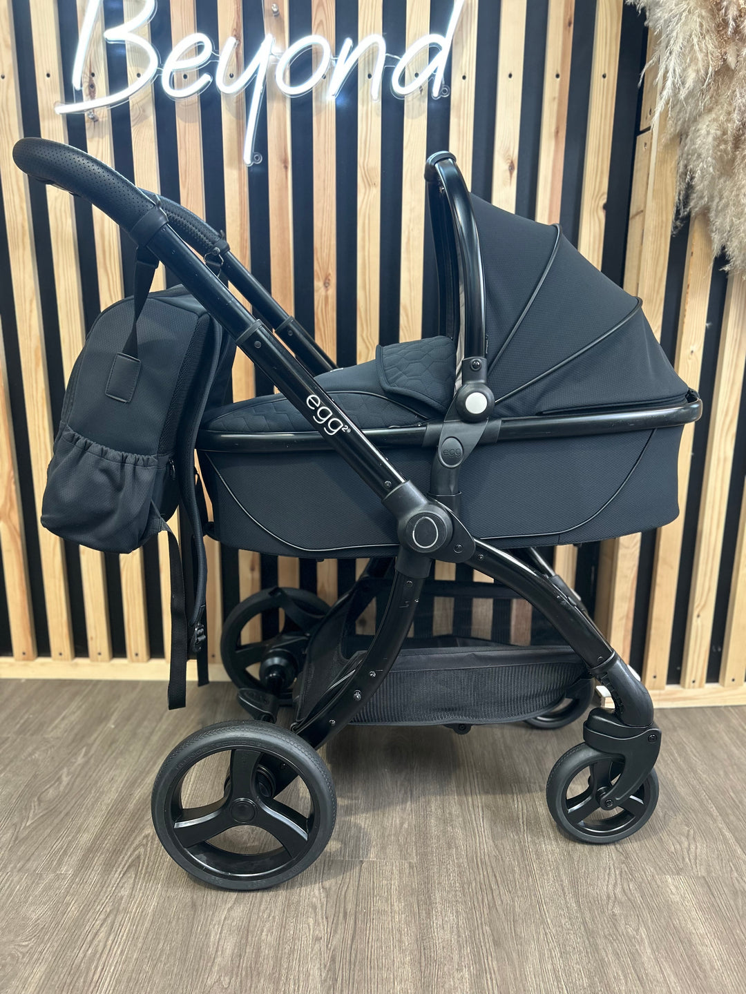 PRE LOVED egg2 Travel System - Just Black