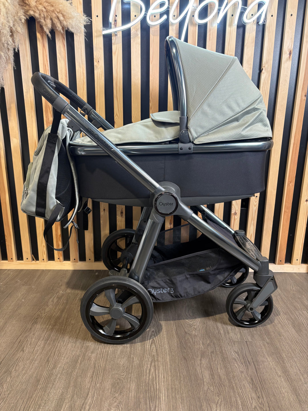 PRE LOVED Babystyle Oyster3 Travel System - Spearmint