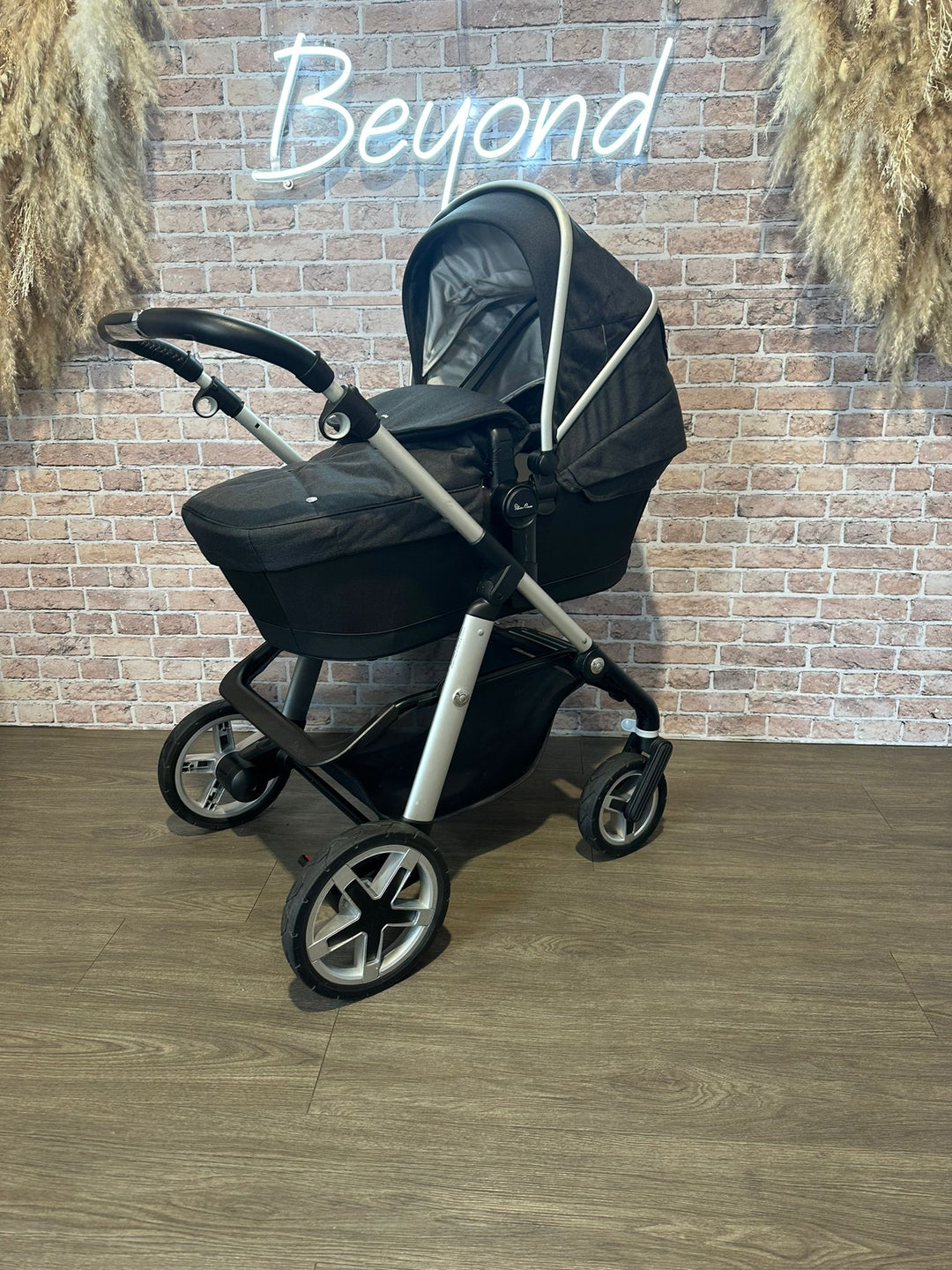 PRE LOVED Silver Cross Pioneer Travel System - ONYX