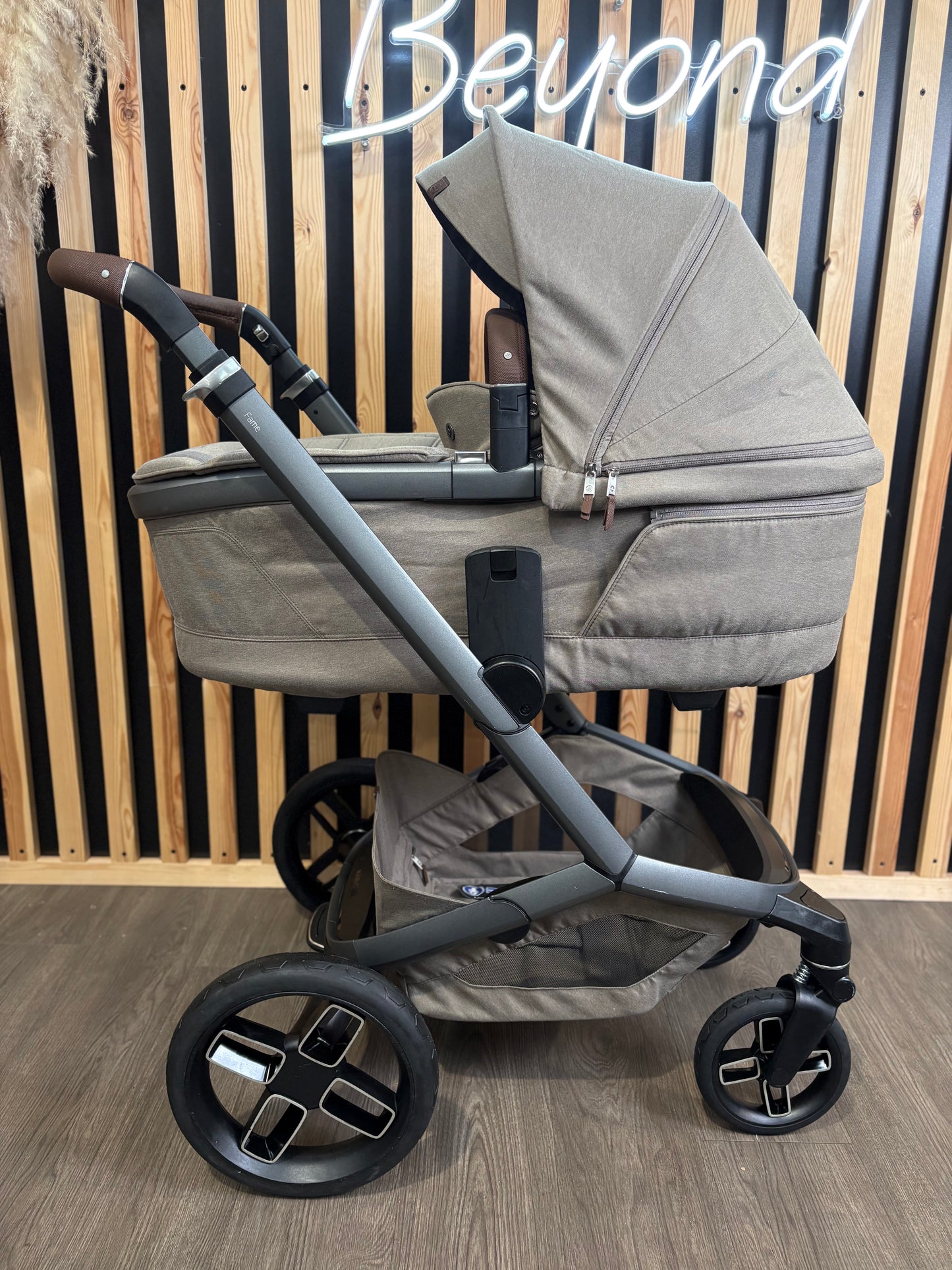 PRE LOVED Maxi-Cosi Fame 3-in-1 Travel - Twillic Truffle/Black Wheels