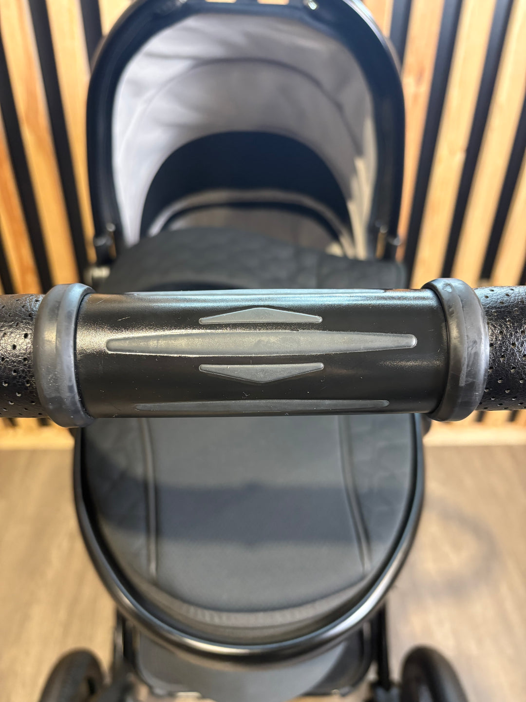PRE LOVED egg2 Travel System - Just Black