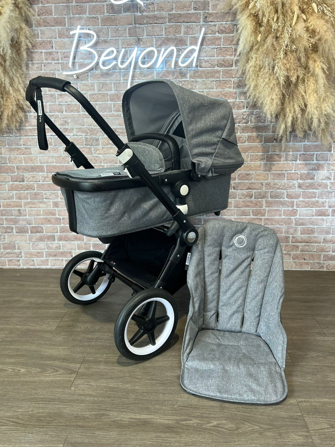 PRE LOVED Bugaboo Lynx - Grey Melange On Black Chassis