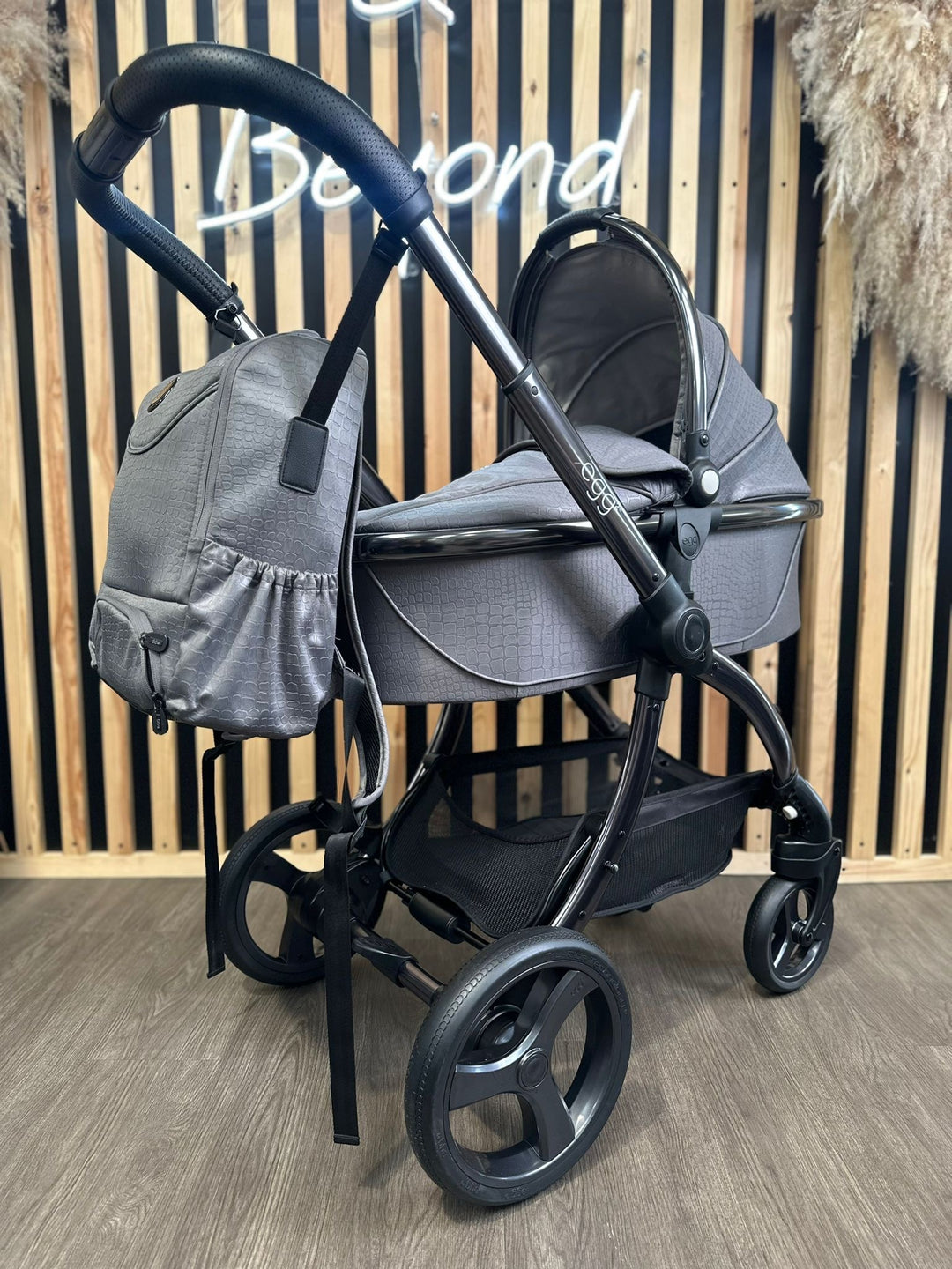 PRE LOVED egg2 Travel System - Jurassic Grey