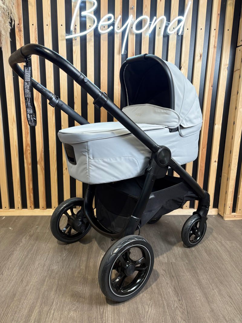 PRE LOVED Mamas & Papas Ocarro 2-in-1 Travel System - Nocturn