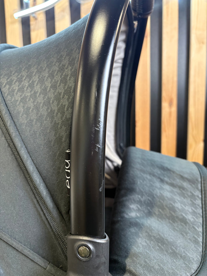 PRE LOVED egg3 Travel System - Houndstooth Black