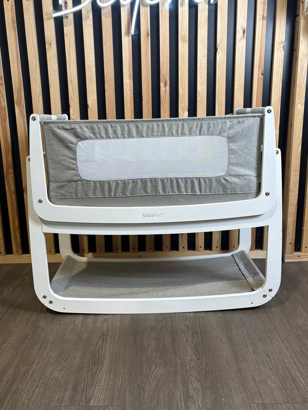 PRE LOVED SnuzPod4 Bedside Crib + Storage Pocket