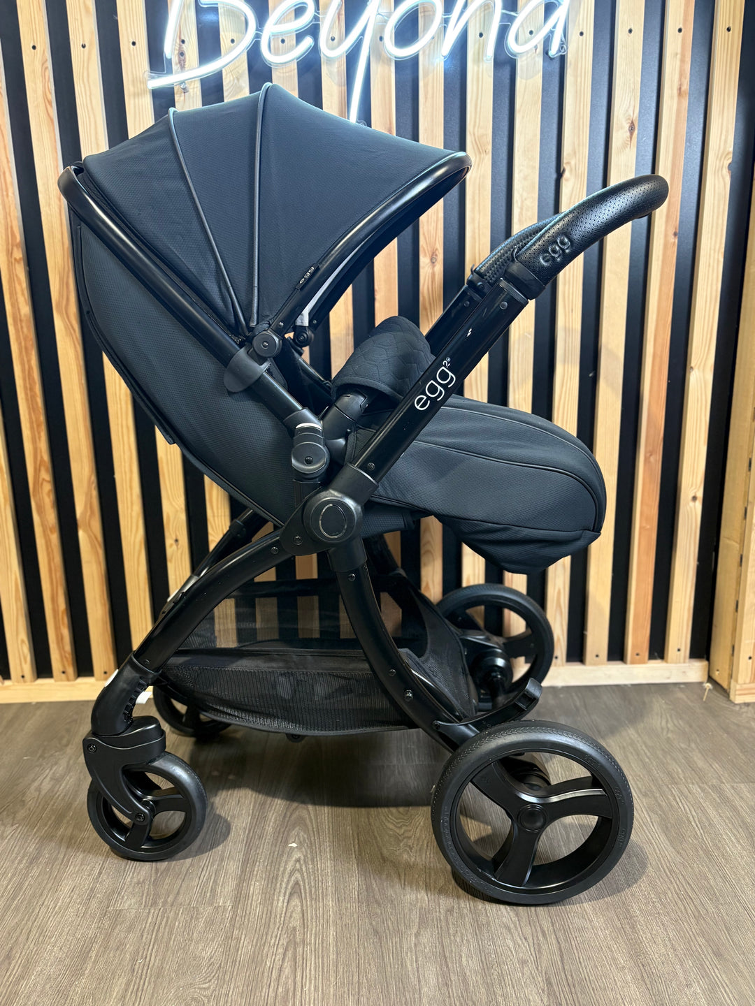 PRE LOVED egg2 Travel System - Just Black